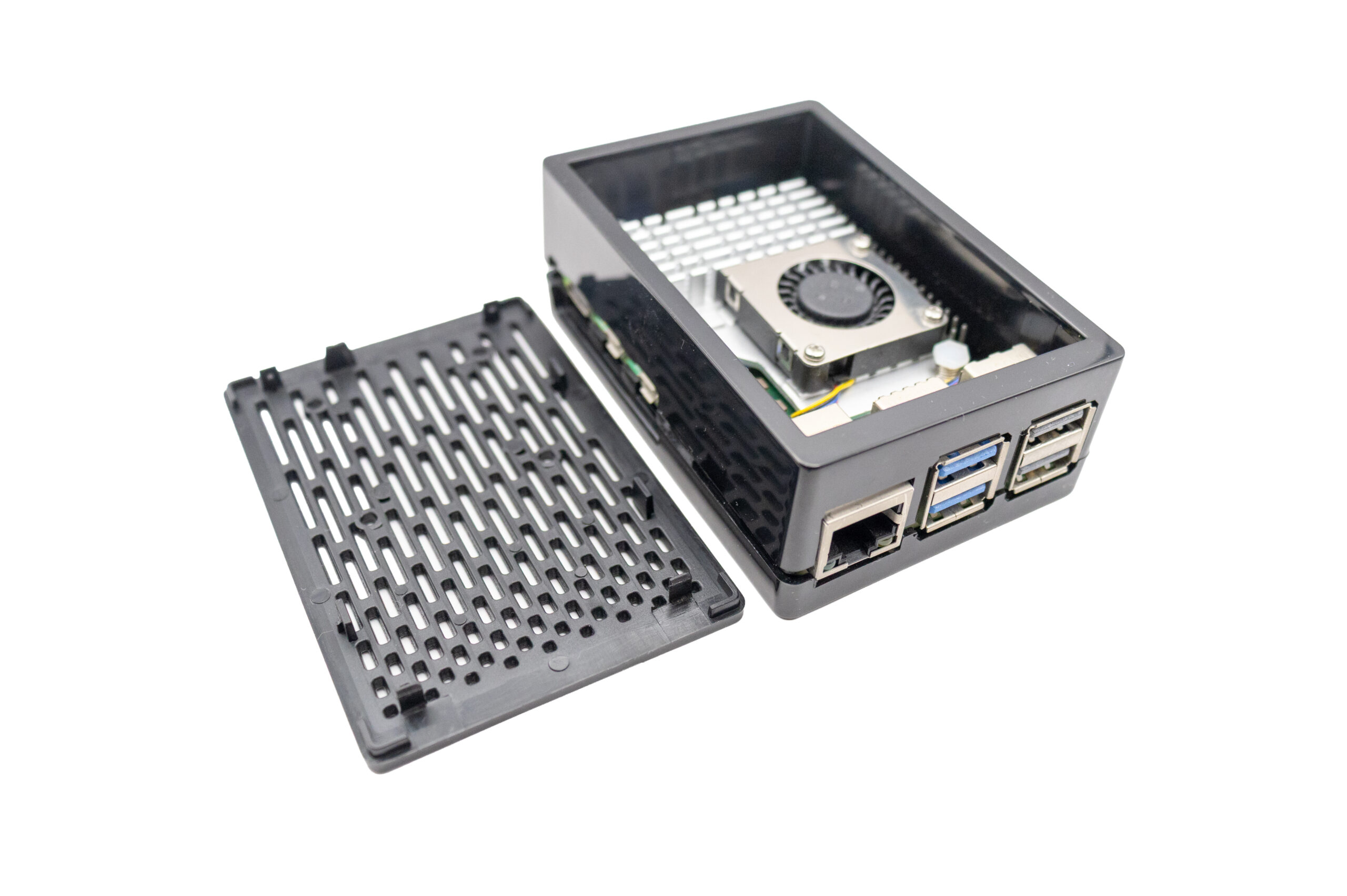 ケース底面(GPIO・microSDカード・USB・Ethernet等の開口部)と予備パーツ